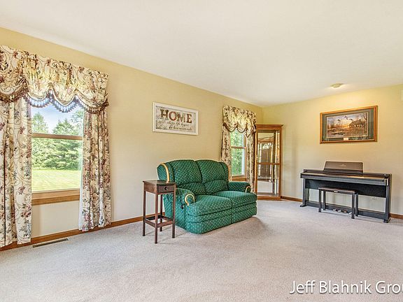 4th image of 9820 Pine Island Dr NE