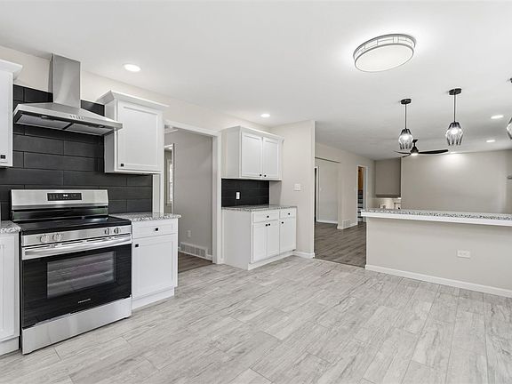 3rd image of 2102 Grandview St