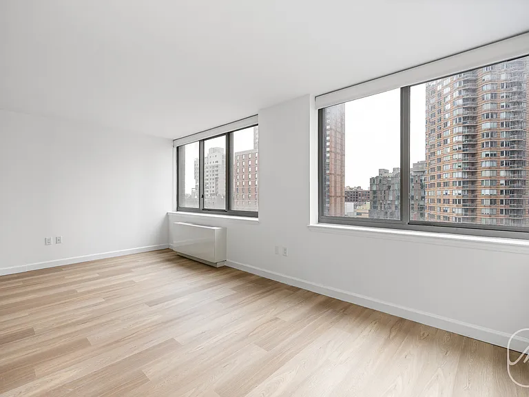 561 10th Ave #17B — Photo 5