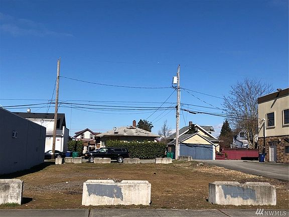 5th image of 3073 3rd St NE