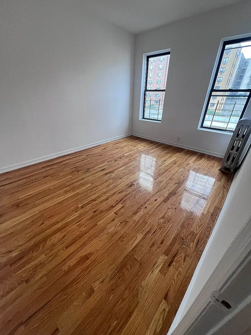 1279 Morris Avenue — Photo 1