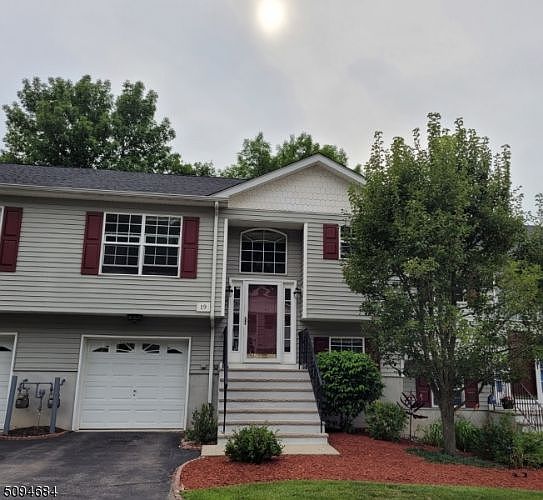1st image of 19 Oak Point Dr #19