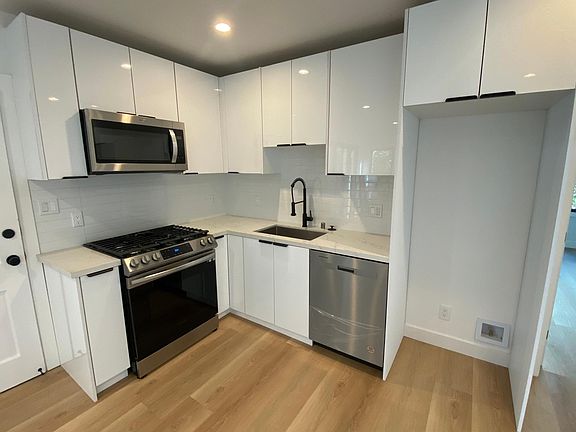 4th image of 414 S Doheny Dr