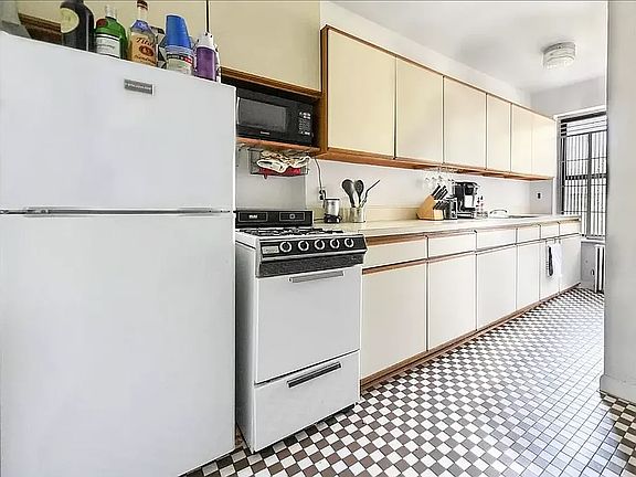 4th image of 412 E 11th St APT 4F