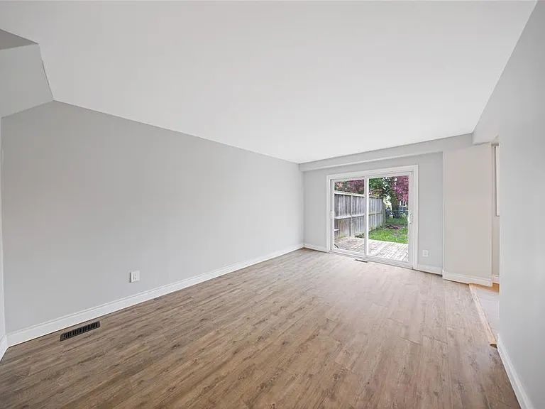 183 Bedford Cres — Photo 12