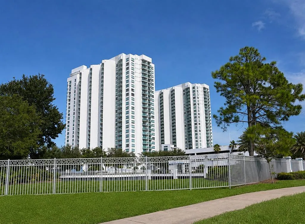 3 bed, 3.0 bath, 2079 sqft, $3,150 — Photo 2