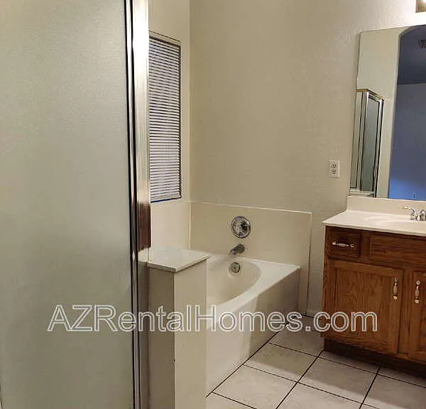 493 E Cantebria Dr — Photo 17