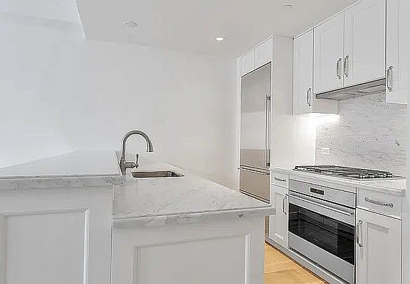4th image of 225 E 19th St APT 305