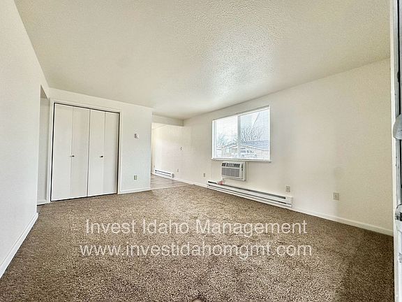 5th image of 1097 W Melrose St APT 125