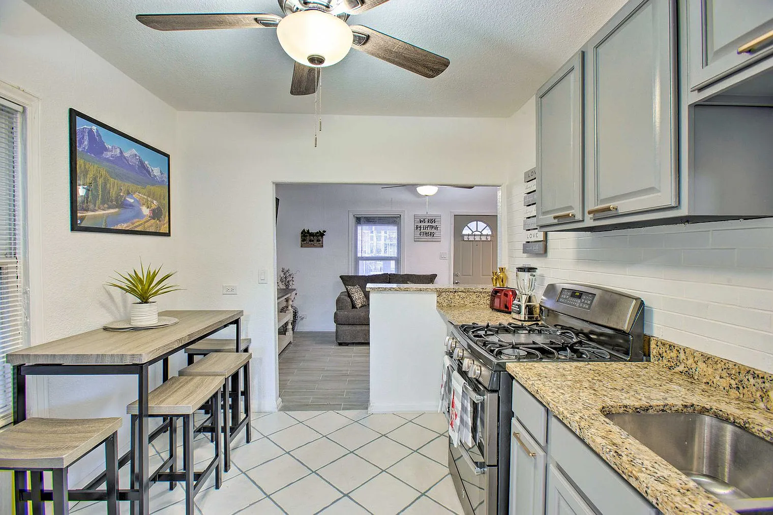 2 bed, 1.0 bath, 893 sqft, $3,037 — Photo 4