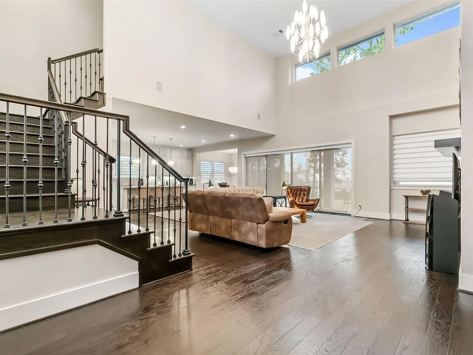 5 bed, 5.5 bath, 5050 sqft, $5,900 — Photo 3