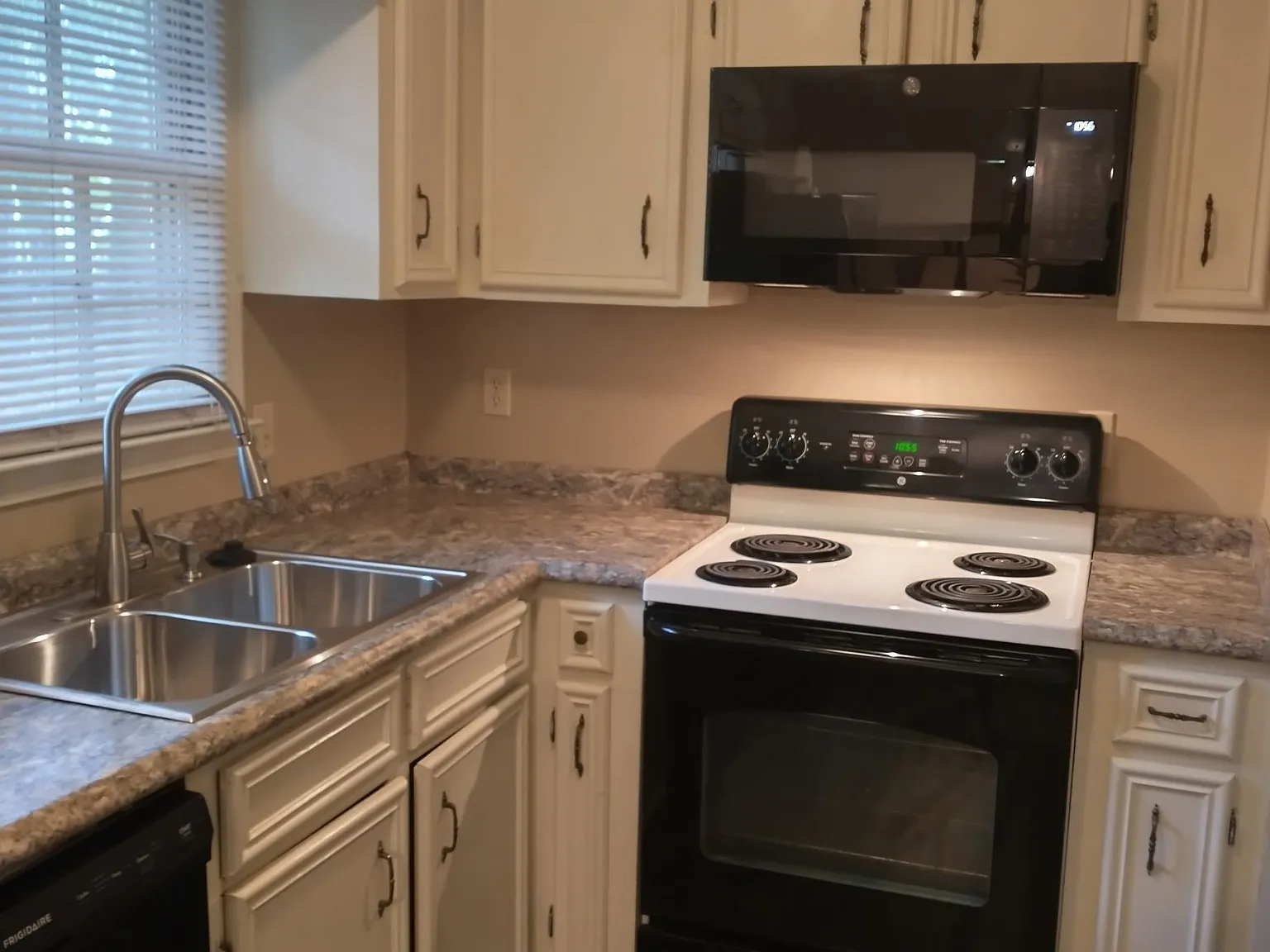 2 bed, 950 sqft, $1,295 — Photo 3