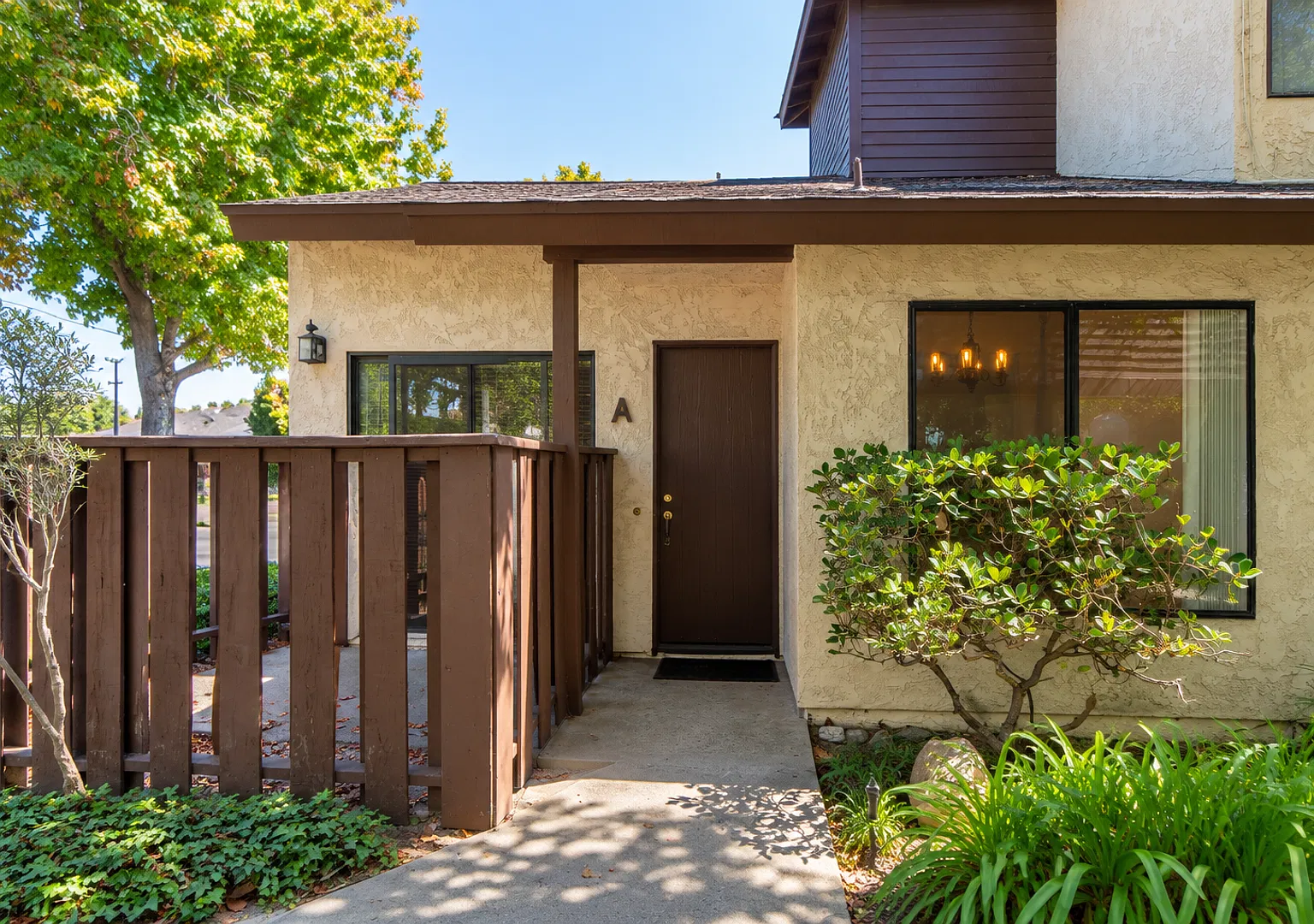 Conveniently Located Condo — Photo 2