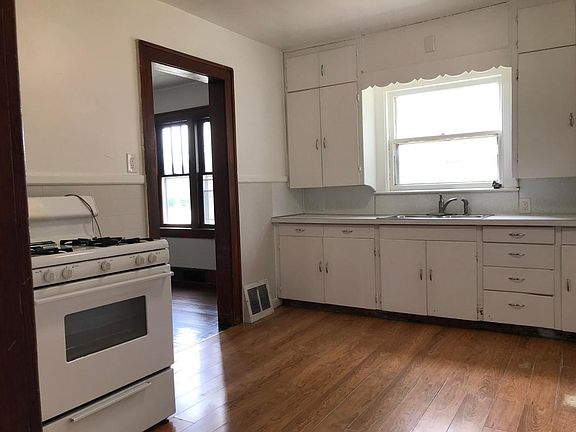 5th image of 1911 Henry St #1