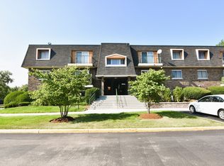 3856 S Parkway Dr APT 1E, Northbrook, IL 60062