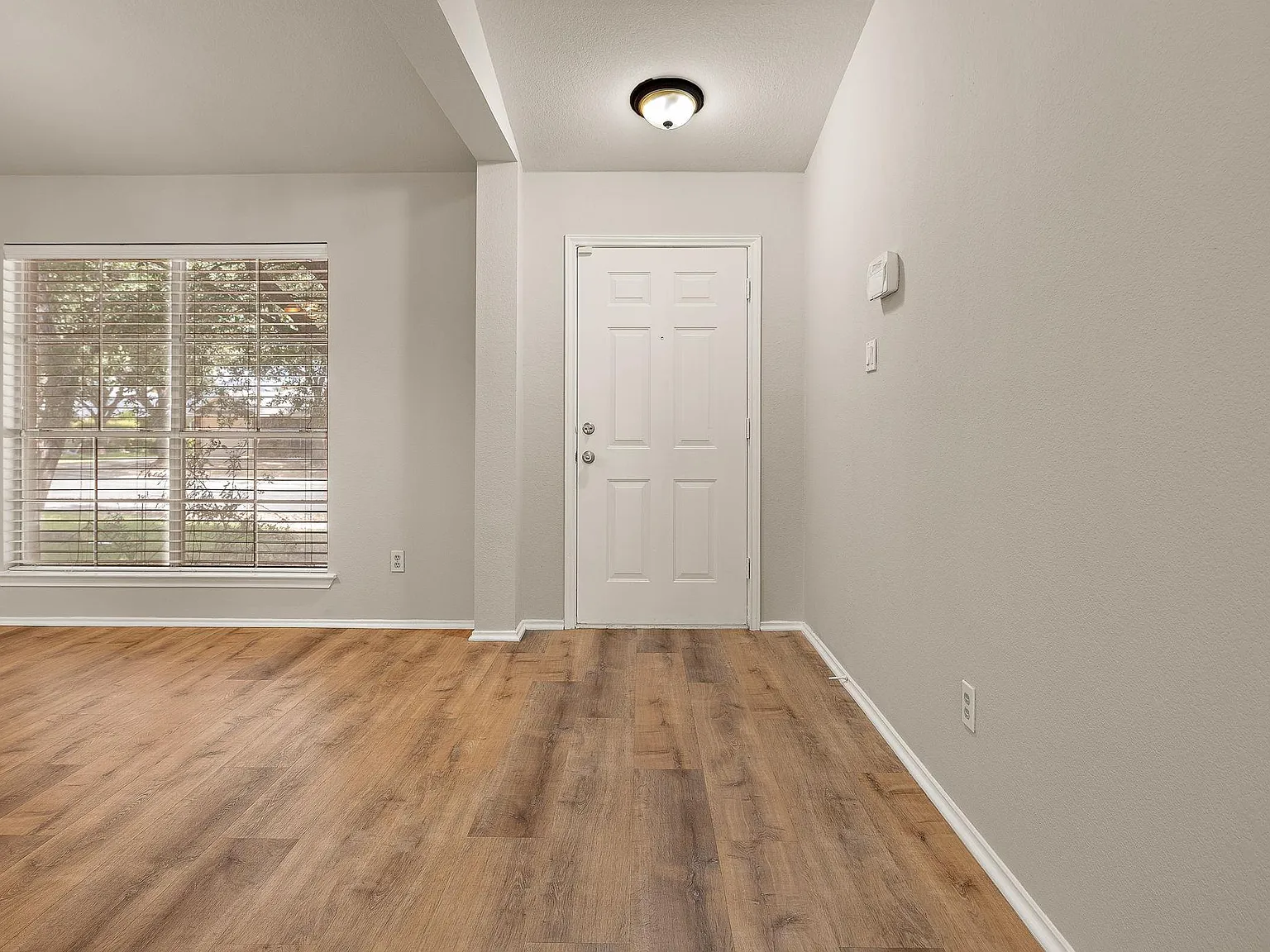 4 bed, 2.0 bath, 2208 sqft, $2,200 — Photo 3