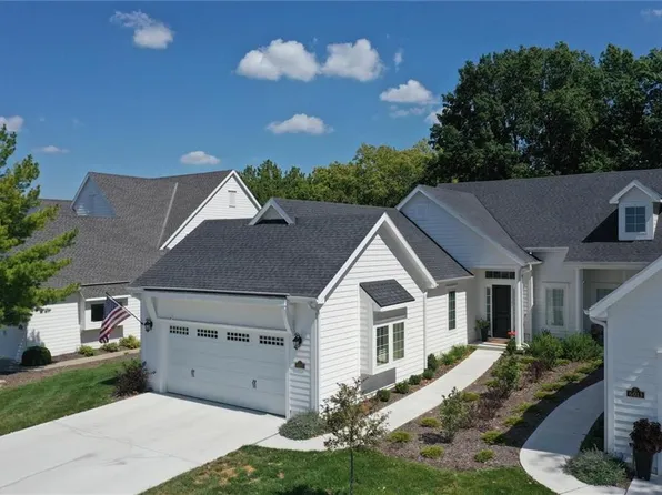 6021 S National Dr, Parkville, MO 64152