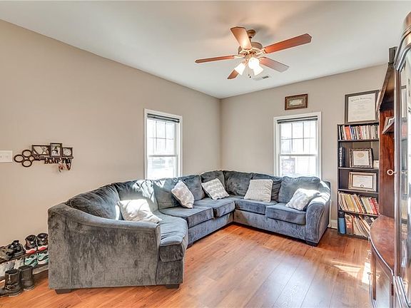 4th image of 214 N Oak Ave
