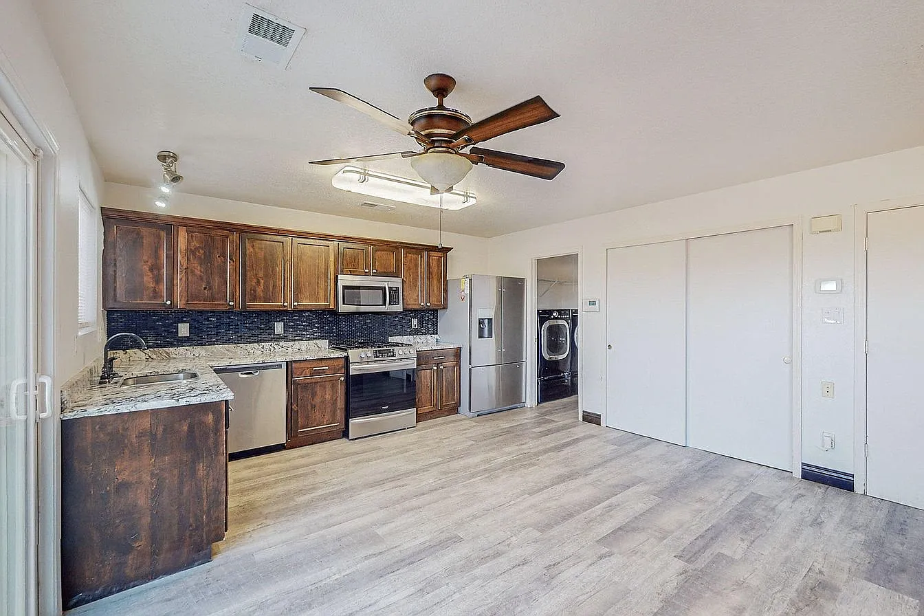3 bed, 1377 sqft, $2,300 — Photo 3
