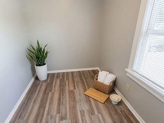5th image of 931 Smith Ave S #1/2