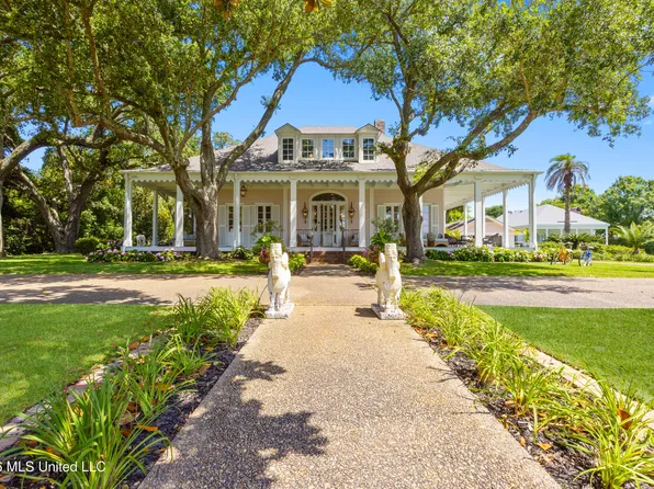 625 E Scenic Dr, Pass Christian, MS 39571