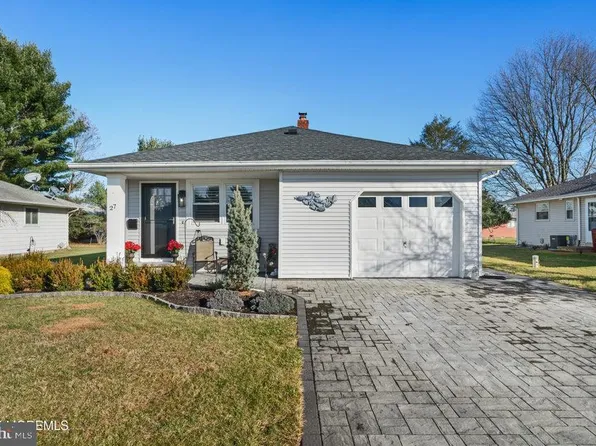 27 Montserrat St, Toms River, NJ 08757