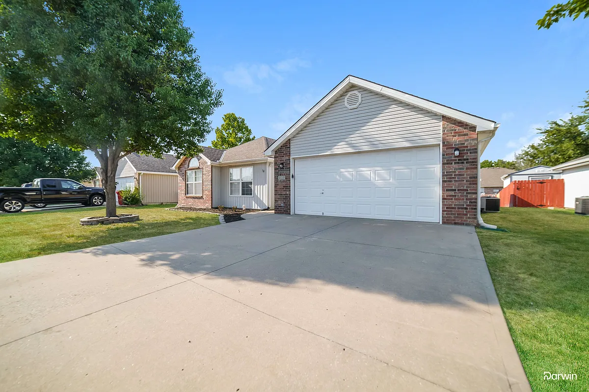 Building Photo - 408 SW Graystone Dr