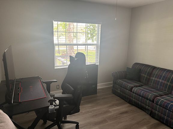 2nd image of 910 Belmont Ave
