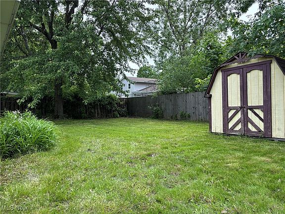 3rd image of 165 Hemlock Dr