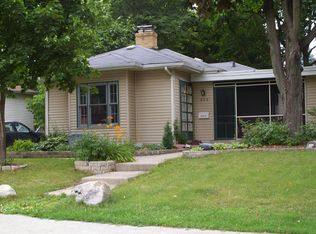 908 Jackson Ave, St Charles, IL