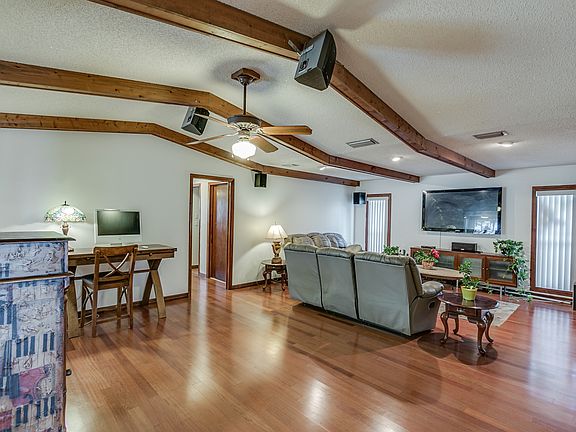 5th image of 385 Cherry Dr