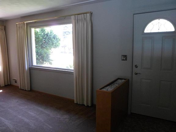 3rd image of 225 Vine St SE