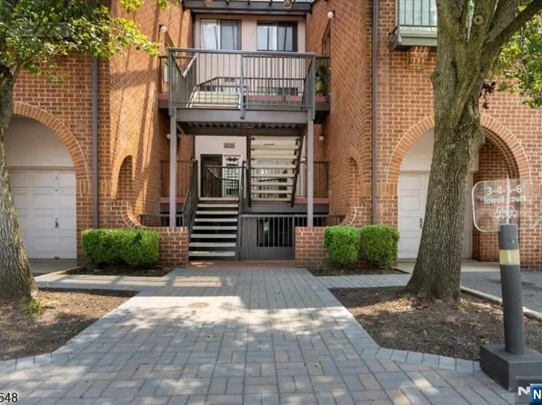 4 Lowell Ct #704, Teaneck, NJ 07666
