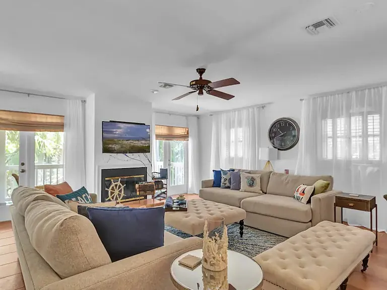 1821 E Barefoot Pl — Photo 5