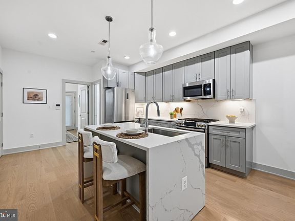 3rd image of 1632 K St NE #2