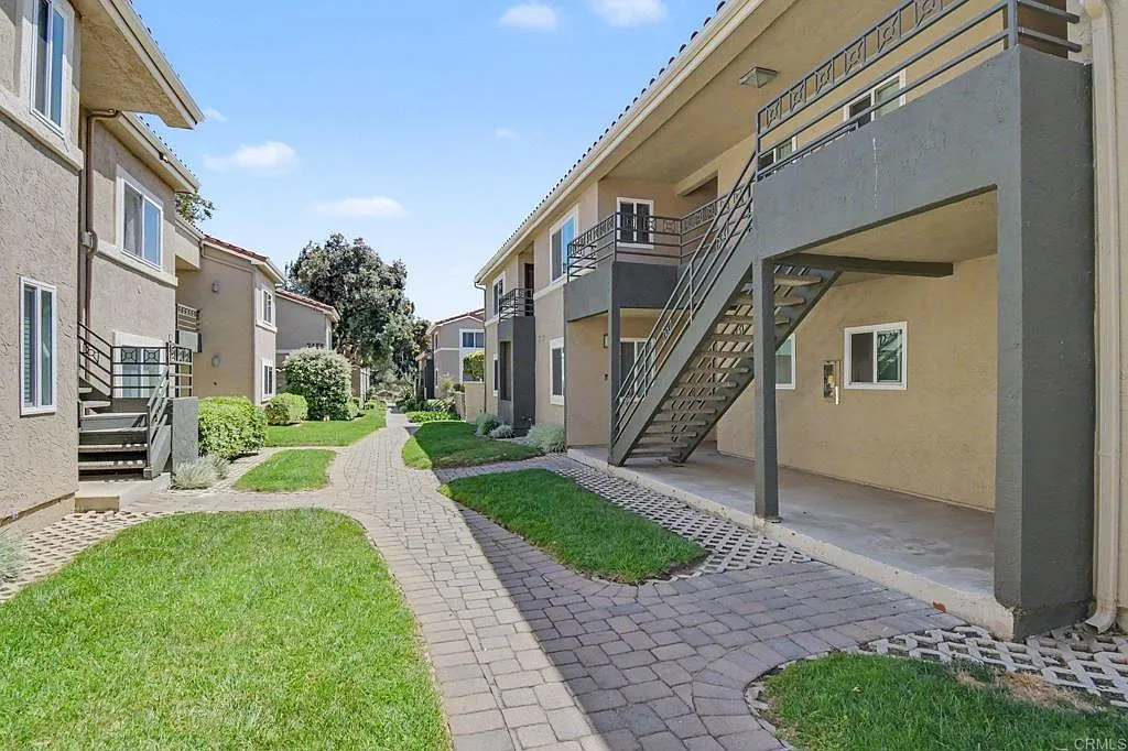 2 bed, 934 sqft, $3,600 — Photo 2