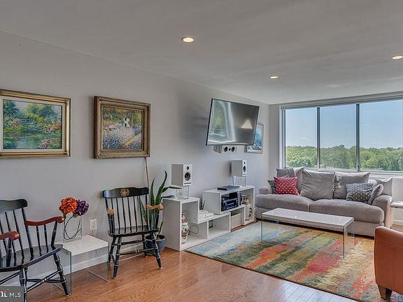 2nd image of 10401 Grosvenor Pl APT 1522