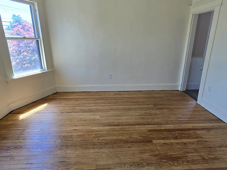 985 Huntington Rd — Photo 6