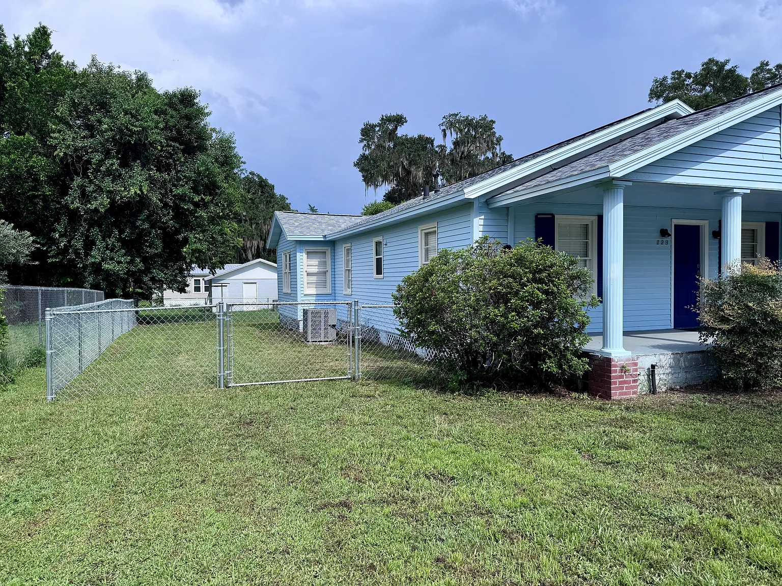 Spacious 3-Bedroom Home With Oversized Family Room And Fenced Backyard — Photo 4