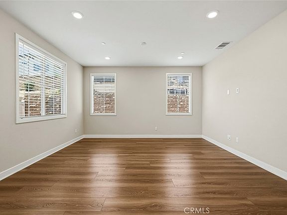 4th image of 16 Greensboro Ct