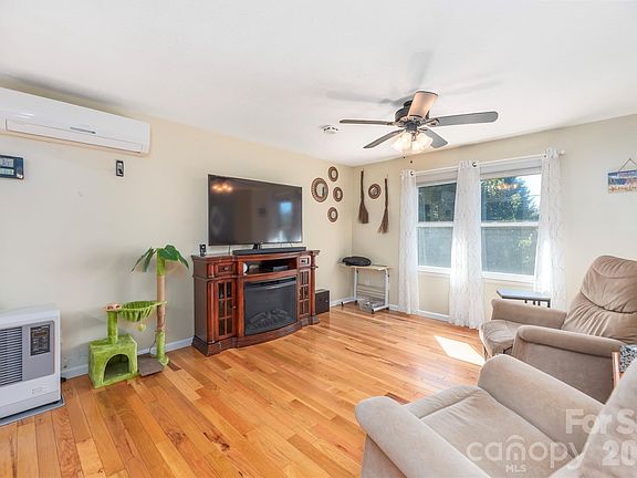 3rd image of 29 Arrowhead St