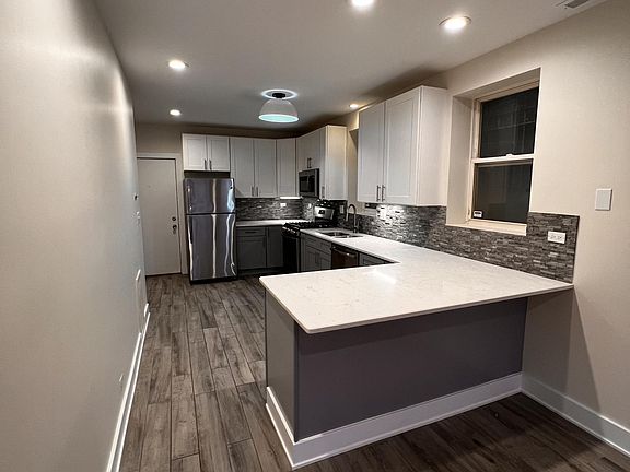 3rd image of 1425 N Wood St #1F