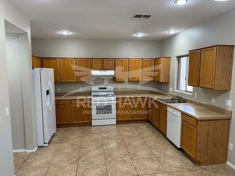4 bed, 2.5 bath, 1982 sqft, $2,100 — Photo 4