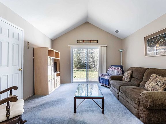 3rd image of 69 Crescent Cir