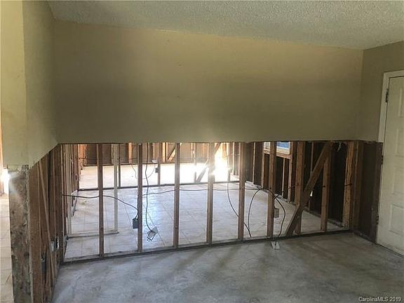 4th image of 1124 Riverside Dr