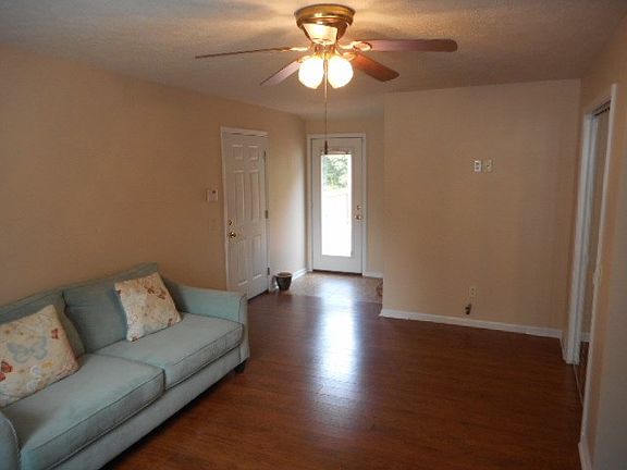 3rd image of 1072 Pepper Dr