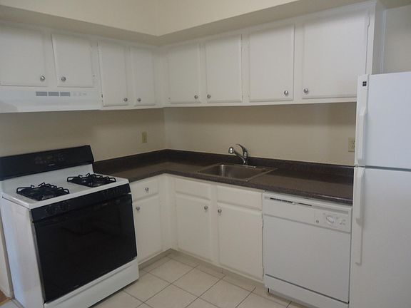 5th image of 18 Kensington Cir APT C