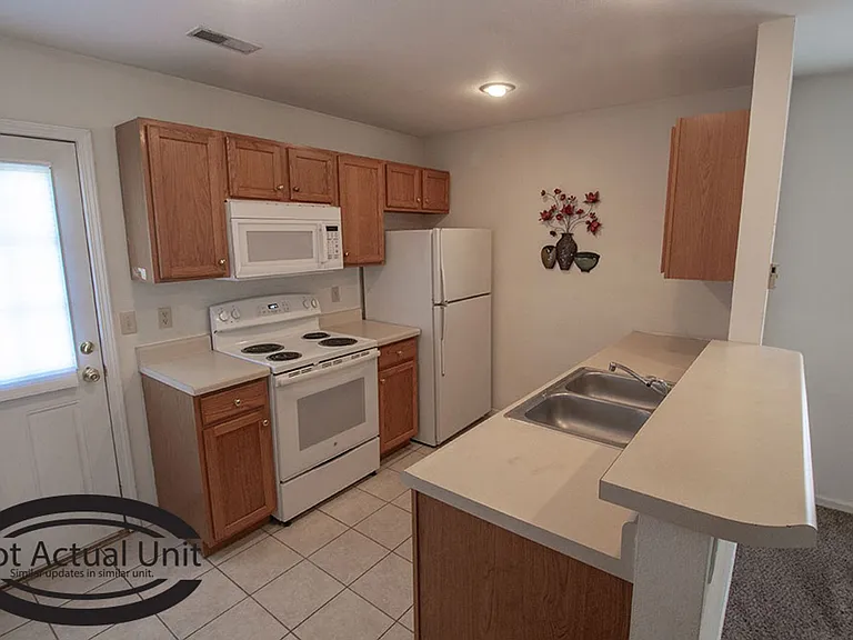 1413-1415 N Frideriki Dr — Photo 21