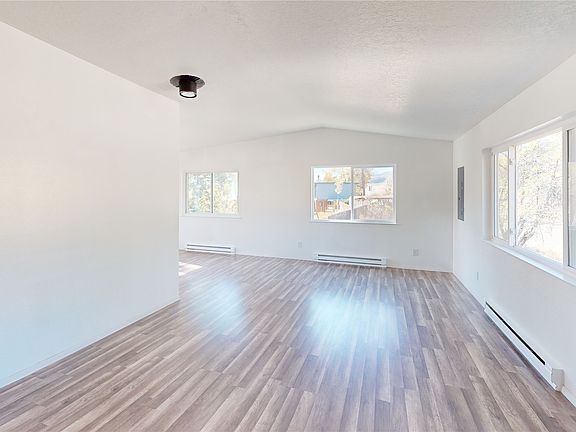 4th image of 3213 Villa St