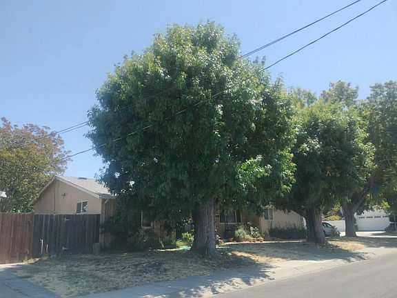 3rd image of 1206 Linden Dr